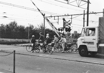 171067 Gezicht op de spoorwegovergang in de Van der Valk Boumanlaan te Woerden, tijdens de opening van de spoorbomen en ...